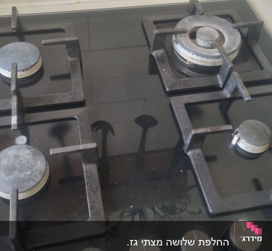 כיריים גז עם ארבעה מבערים וכפתורי שליטה